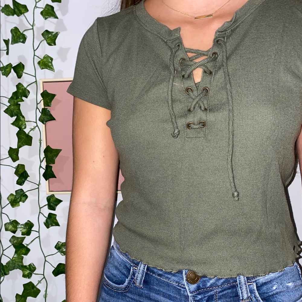 hollister cropped tee